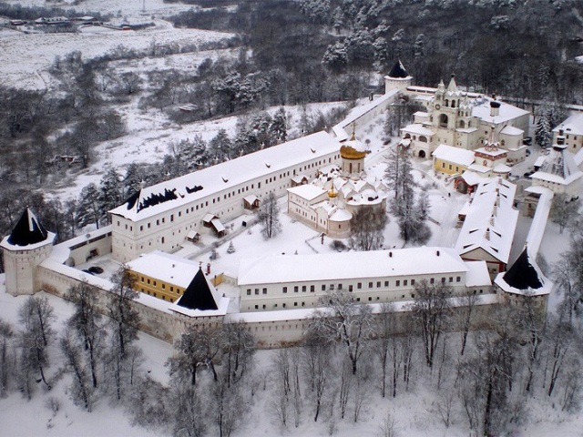 Зимняя поездка к монастырю в Московской области