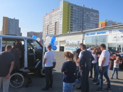 Тюменские квадроциклисты подарили центру детей-инвалидов и сирот микроавтобус