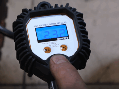 Как проверять и контролировать давление в шинах мотоцикла