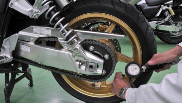 Как проверять и контролировать давление в шинах мотоцикла