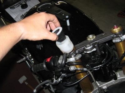 Как заменить тормозную жидкость в мотоцикле
