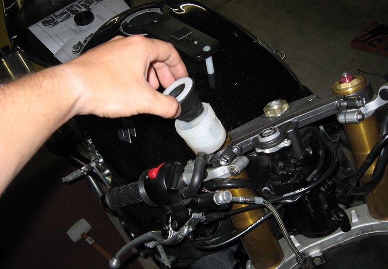 Замена тормозной жидкости в автомобилях Лада (разные способы) - Dustershop77