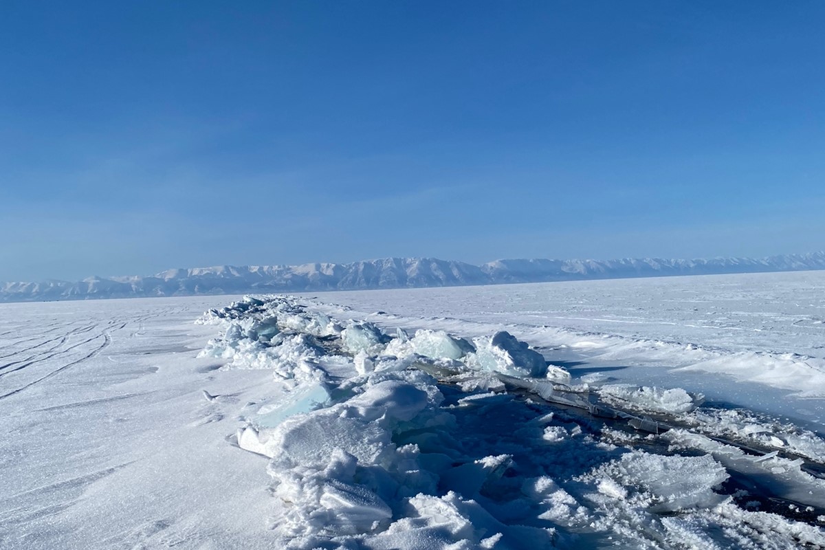 Ежегодное ледовое путешествие по льду озера Байкал