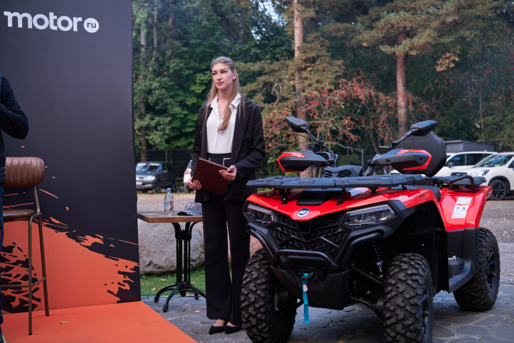 Ключи от новенького СFMOTO CFORCE 500 EPS вручены победителю народного голосования в рамках XX Премии «Внедорожник года – 2025»