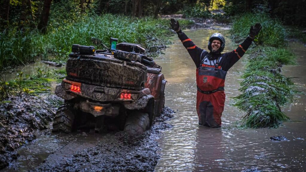 Газовать — значит, застрять: как ехать на квадроцикле по болоту, снегу и песку, чтобы не пришлось идти за трактором