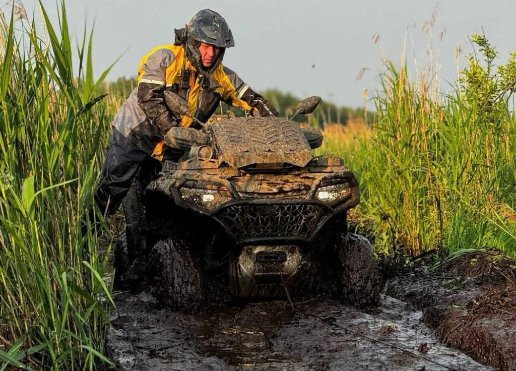 Газовать — значит, застрять: как ехать на квадроцикле по болоту, снегу и песку, чтобы не пришлось идти за трактором