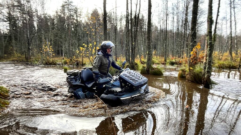Газовать — значит, застрять: как ехать на квадроцикле по болоту, снегу и песку, чтобы не пришлось идти за трактором