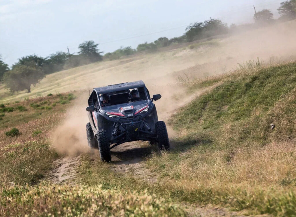 Экипаж на CFMOTO ZFORCE Z10 EPS получил награду в номинации «Самый позитивный экипаж» в гонке Alpha Race в Чечне