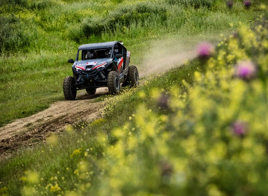 Экипаж на CFMOTO ZFORCE Z10 EPS получил награду в номинации «Самый позитивный экипаж» в гонке Alpha Race в Чечне