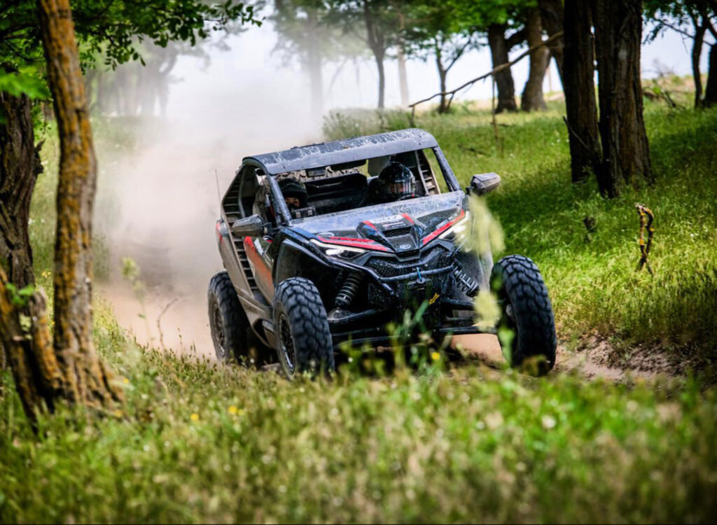 Экипаж на CFMOTO ZFORCE Z10 EPS получил награду в номинации «Самый позитивный экипаж» в гонке Alpha Race в Чечне