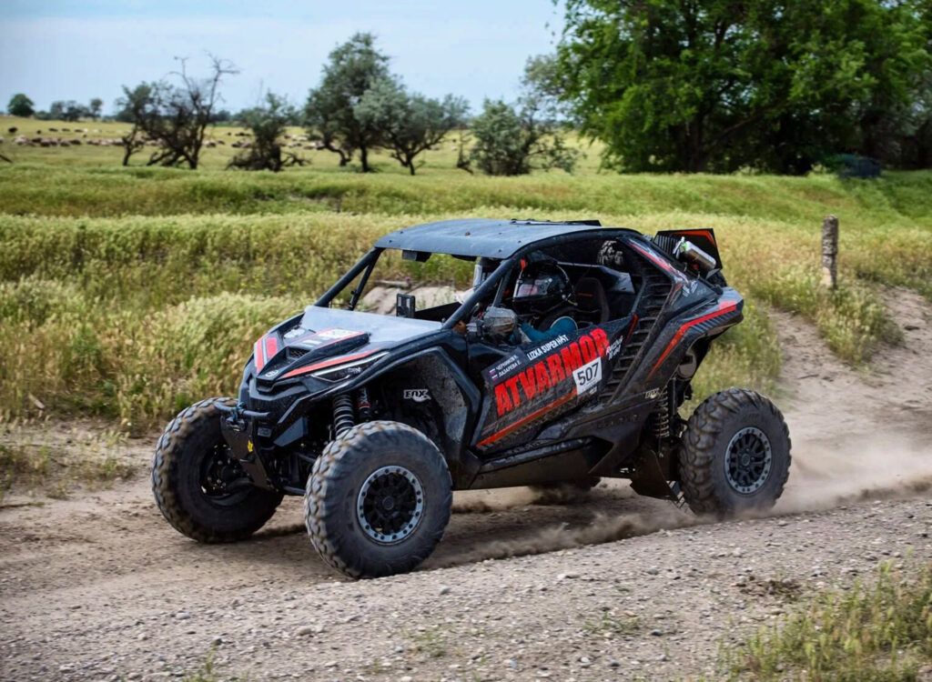 Экипаж на CFMOTO ZFORCE Z10 EPS получил награду в номинации «Самый позитивный экипаж» в гонке Alpha Race в Чечне