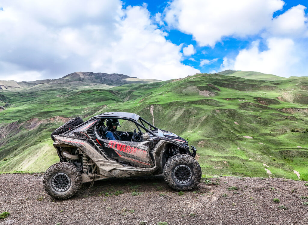 Экипаж на CFMOTO ZFORCE Z10 EPS получил награду в номинации «Самый позитивный экипаж» в гонке Alpha Race в Чечне