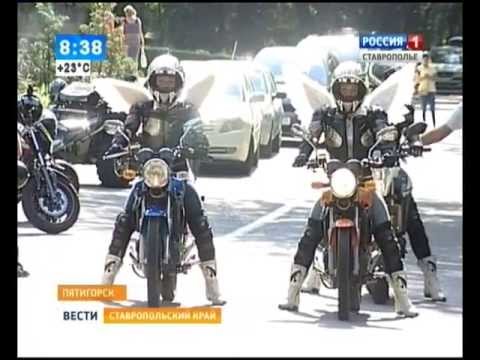 Август